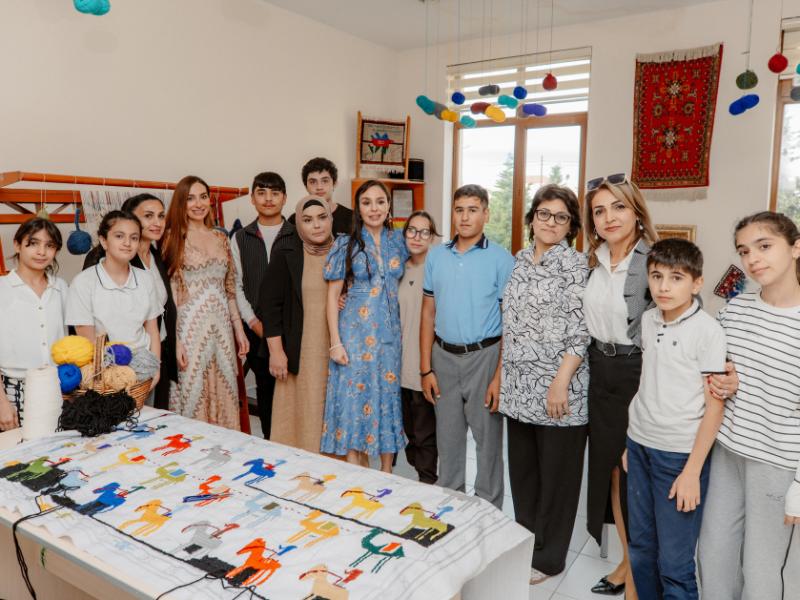 Leyla Əliyeva və Arzu Əliyeva 11 nömrəli inteqrasiya təlimli internat tipli ümumtəhsil məktəbində olublar