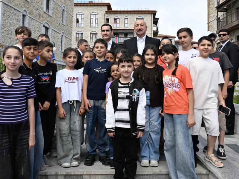 Prezidentlər İlham Əliyev və Sərdar Berdiməhəmmədov Şuşa şəhərində inşa edilmiş birinci yaşayış kompleksində olublar