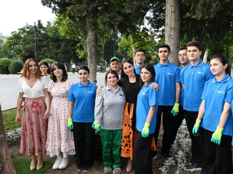 Leyla Əliyeva və Arzu Əliyeva Bakı Bulvarında mövsümi güllərin əkilməsi aksiyasında iştirak ediblər