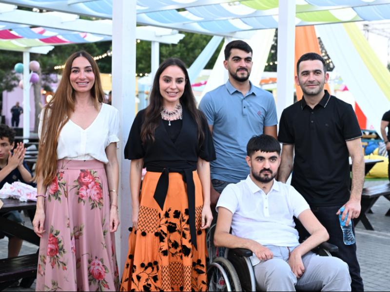 Leyla Əliyeva və Arzu Əliyeva “CandyFest” yay festivalını ziyarət edib və “Sehrli mirvari” su sirki şousunu izləyiblər