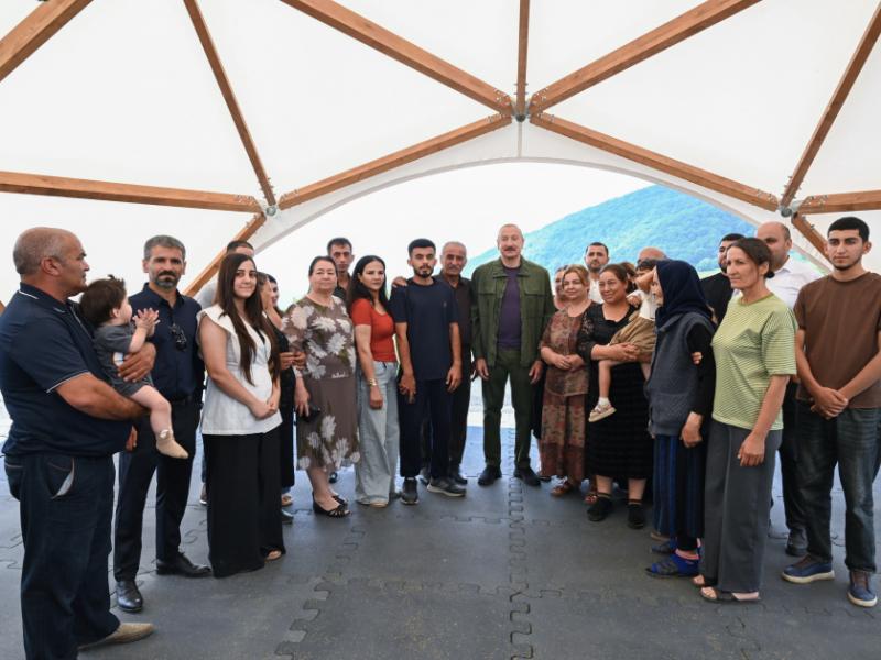 Prezident İlham Əliyev Şuşanın Kiçik Qaladərəsi kəndində görülən işlərlə tanış olub və kəndə qayıdan sakinlərlə görüşüb 