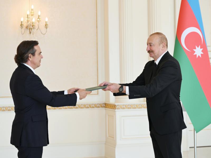 Президент Ильхам Алиев принял верительные грамоты новоназначенного посла Бразилии в Азербайджане
