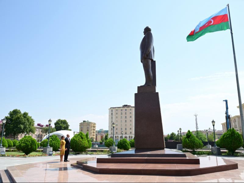 Президент Ильхам Алиев посетил памятник Общенациональному лидеру, установленный в центре города Нахчыван
