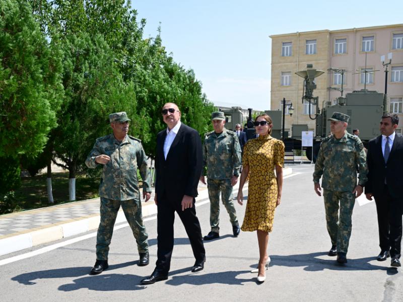 Президент Ильхам Алиев принял участие в церемонии вручения боевых знамен новосозданным воинским частям коммандо в Отдельной общевойсковой армии
