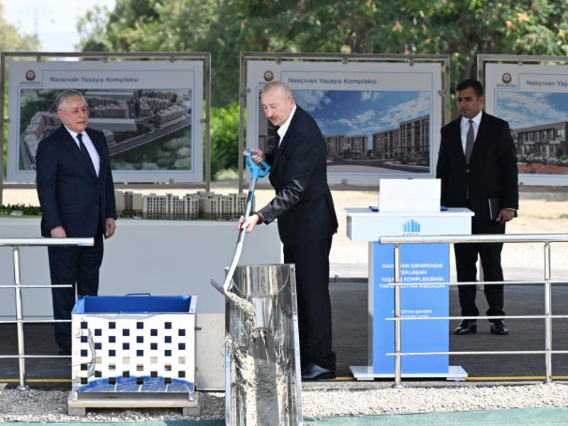 Prezident İlham Əliyev Naxçıvan şəhərində sosial evlər kompleksinin təməlini qoyub