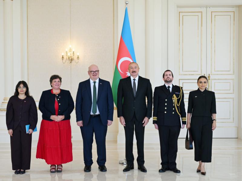 Президент Ильхам Алиев принял верительные грамоты новоназначенного посла Великобритании в Азербайджане