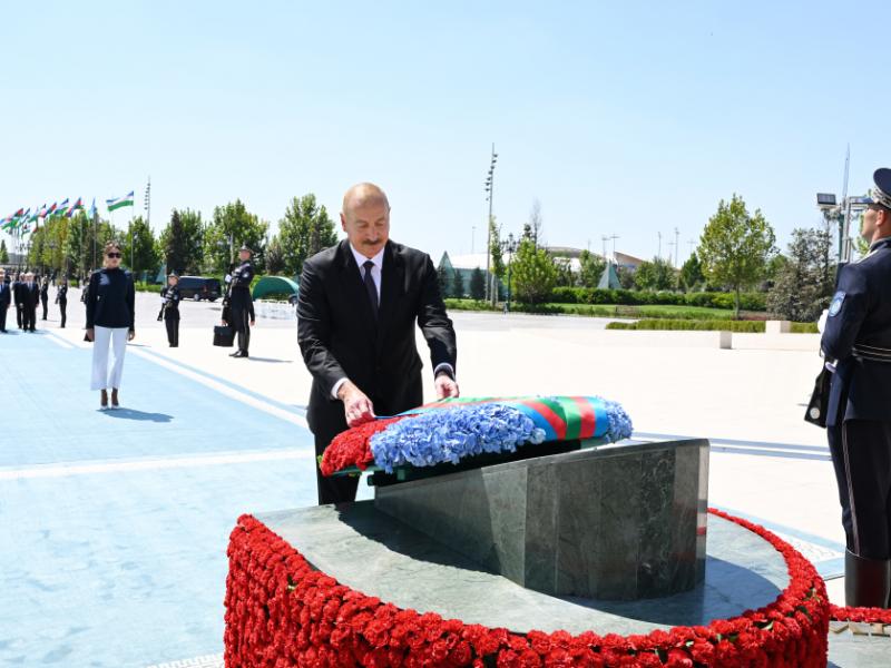Prezident İlham Əliyev Daşkənddə Müstəqillik abidəsini ziyarət edib