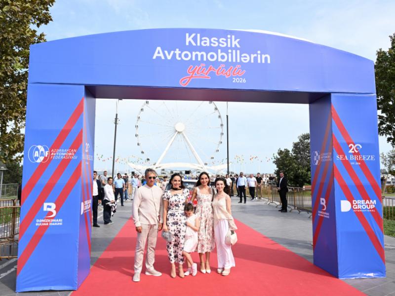 Heydər Əliyev Fondunun vitse-prezidenti Leyla Əliyeva və Arzu Əliyeva klassik avtomobillərin yürüşü və sərgisini izləyiblər