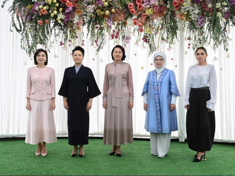 First Lady Mehriban Aliyeva viewed exhibition of handicrafts by masters of decorative and applied arts in Bishkek