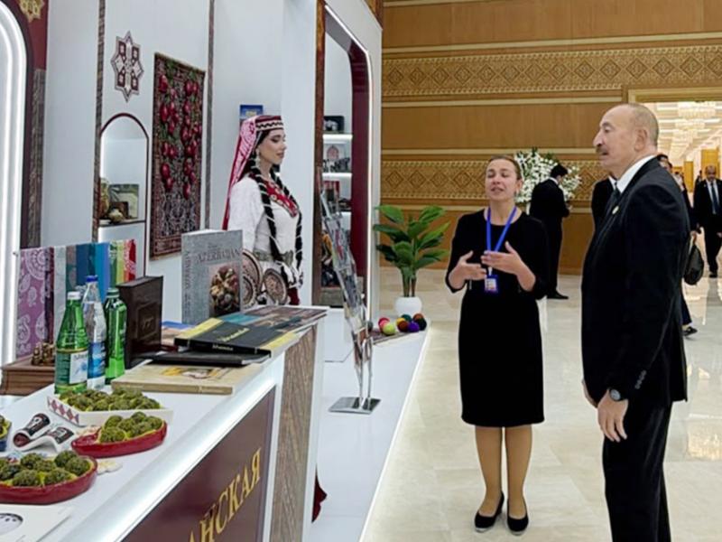 Prezident İlham Əliyev Türkmənbaşıda MDB-nin iştirakçı ölkələrinin milli stendləri ilə tanış olub
