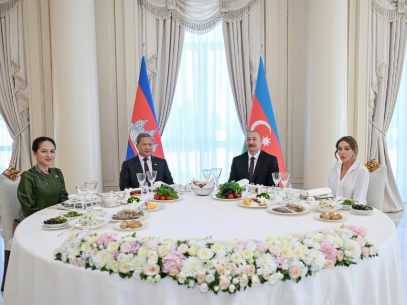 Prezident İlham Əliyevin adından Kamboca Baş nazirinin şərəfinə rəsmi nahar verilib