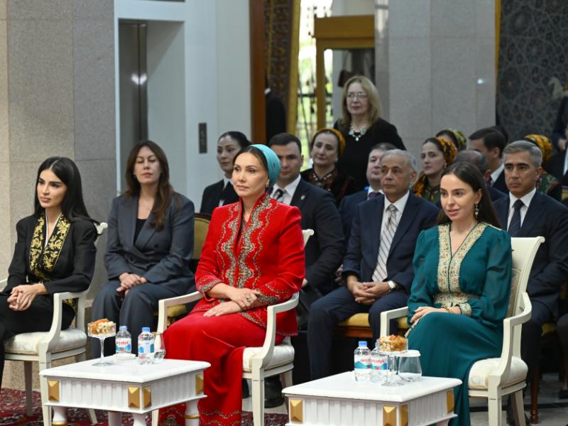 Leyla Əliyeva Aşqabadda Milli Türkmən Xalçası Muzeyində olub